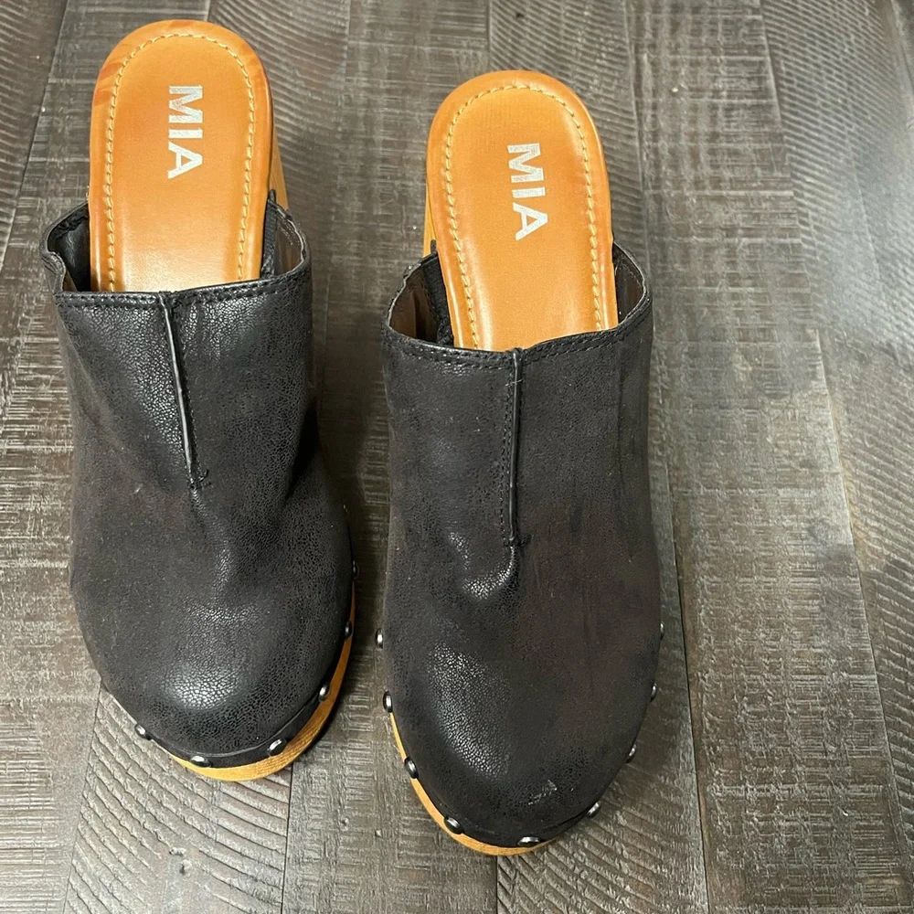 MIA Black and Tan Studded Mules - Picture 4 of 7